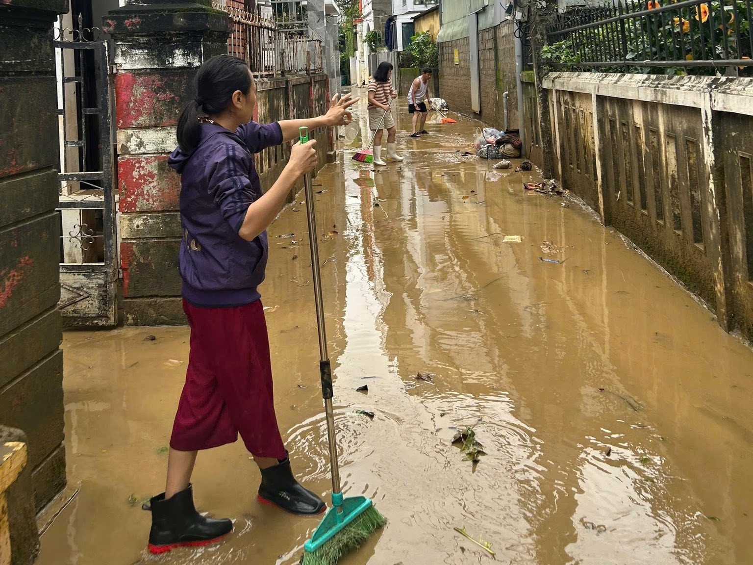 Khi nước lũ vừa rút, bà con nhân dân khắp các tổ dân phố trên địa bàn phường Thuận Hóa, thành phố Huế đã lại cùng nhau ra đường dọn dẹp vệ sinh môi trường