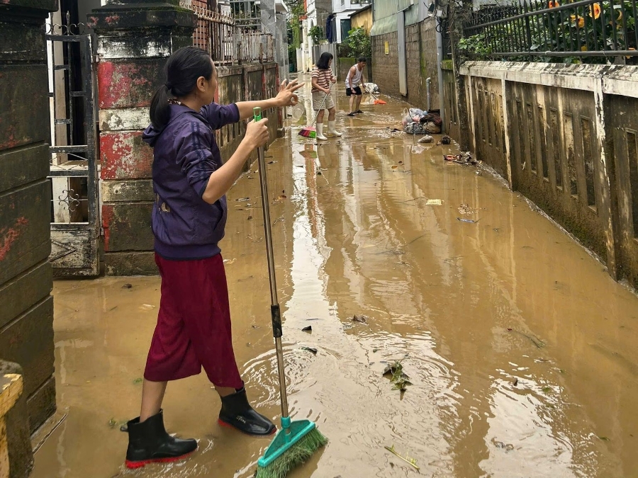 Khi nước lũ vừa rút, bà con nhân dân khắp các tổ dân phố trên địa bàn phường Thuận Hóa, thành phố Huế đã lại cùng nhau ra đường dọn dẹp vệ sinh môi trường