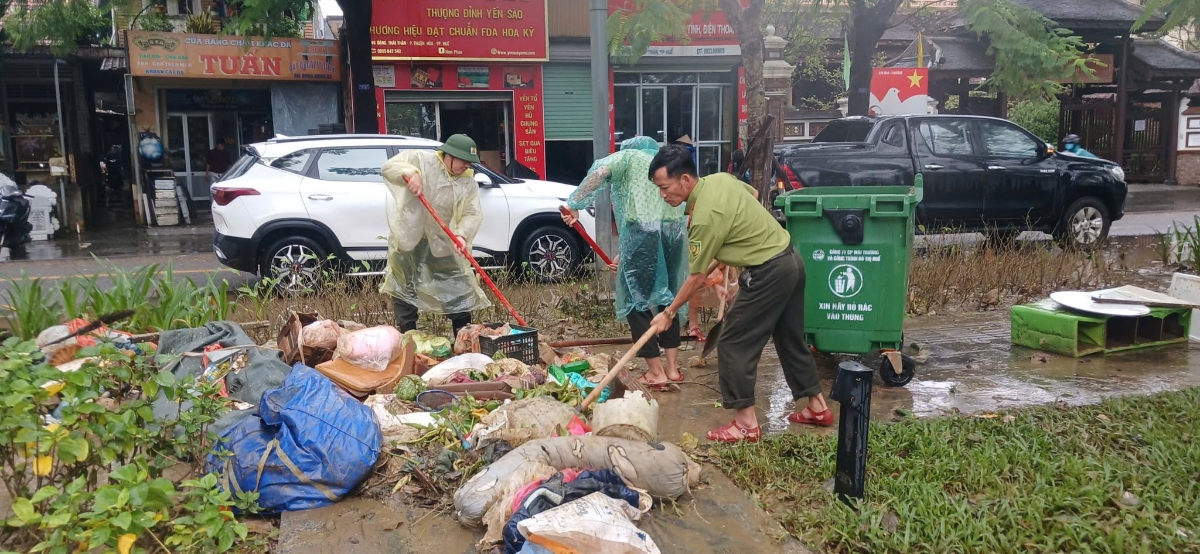 Khẩn trương thu dọn rác thải dưới lòng đường, vỉa hè