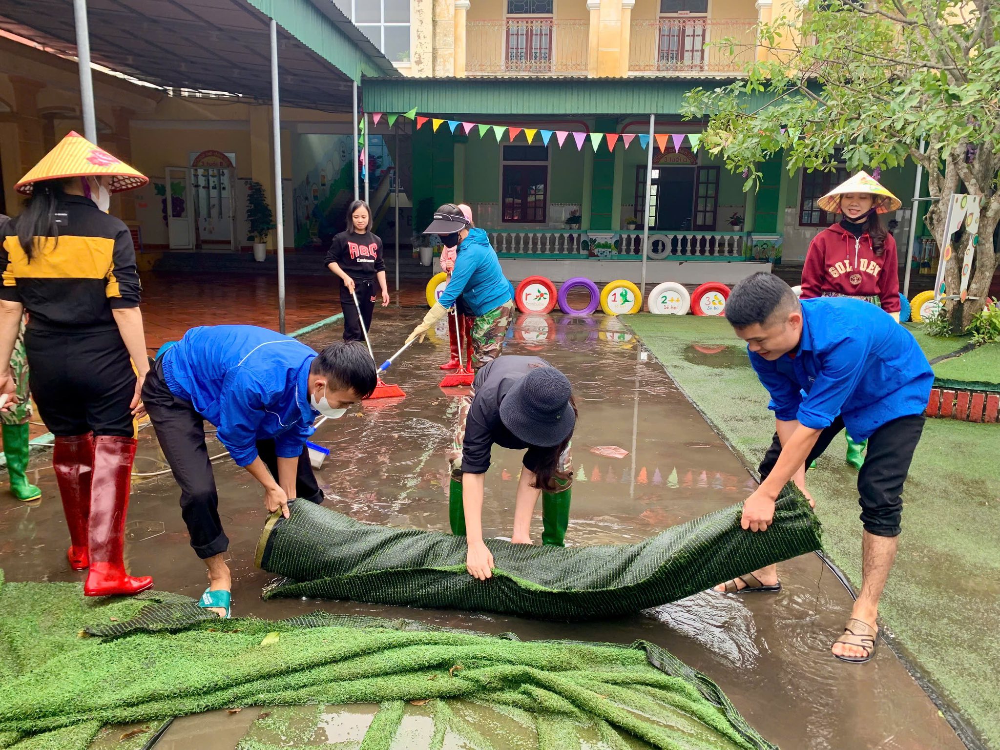 Tích cực doạn dẹp khuôn viên sân trường để đón học sinh trở lại học tập