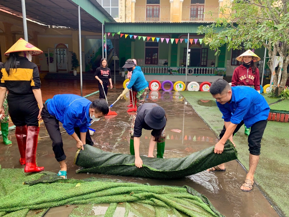 Tích cực doạn dẹp khuôn viên sân trường để đón học sinh trở lại học tập