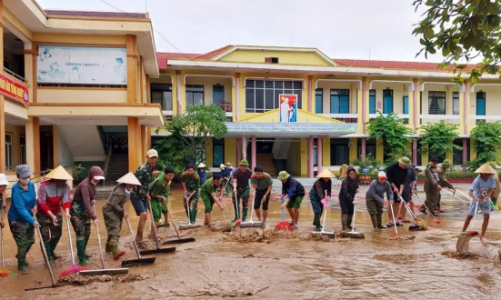 Miền Trung tất bật vệ sinh môi trường sau bão lũ
