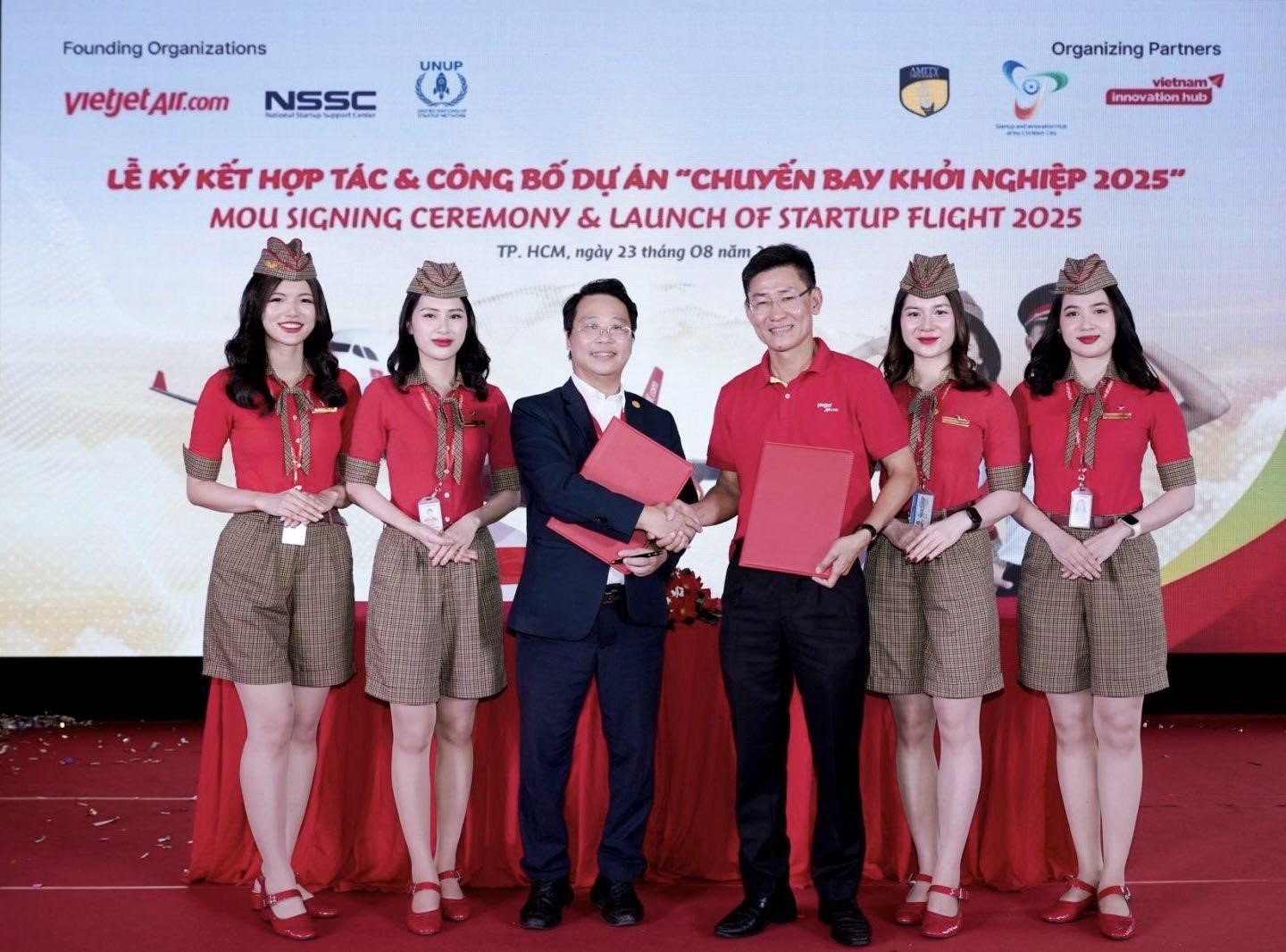 Lễ công bố sáng kiến “Chuyến bay khởi nghiệp” diễn ra tại TP. Hồ Chí Minh vào tháng 8 vừa qua với sự tham dự của đại diện Chính phủ, lãnh đạo thành phố và chuyên gia từ Viện Công nghệ Ấn Độ.