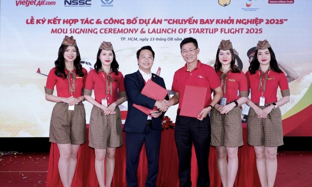 Lễ công bố sáng kiến “Chuyến bay khởi nghiệp” diễn ra tại TP. Hồ Chí Minh vào tháng 8 vừa qua với sự tham dự của đại diện Chính phủ, lãnh đạo thành phố và chuyên gia từ Viện Công nghệ Ấn Độ.