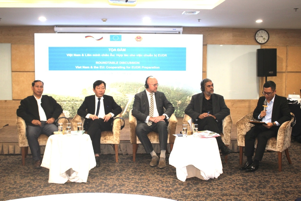 Các chuyên gia, đại diện cơ quan,.tổ chức quốc tế tham gia chia sẻ tại toạ đàm. Ảnh Chu Khôi.