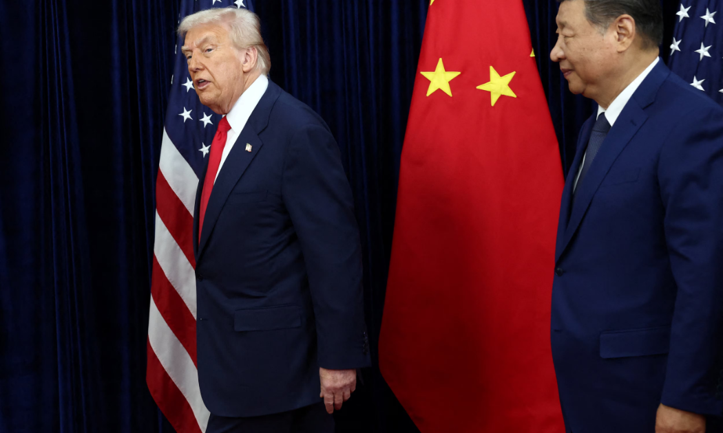 Tổng thống Mỹ Donald Trump (trái) và Chủ tịch Trung Quốc Tập Cận Bình trong cuộc gặp thượng đỉnh ở Busan, Hàn Quốc hôm 30/10/2025 - Ảnh: Reuters.