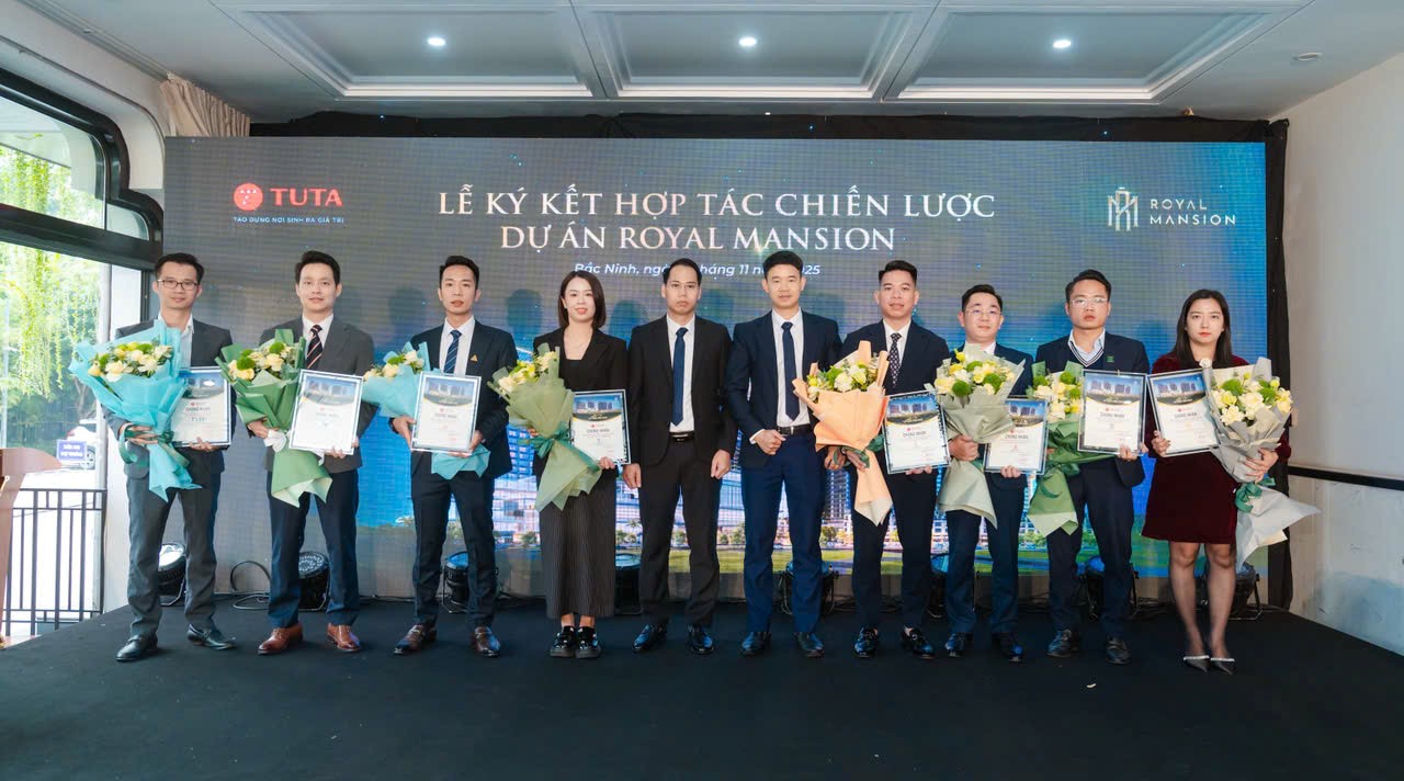 Đại diện của TUTA và 21 đơn vị phân phối tại sự kiện ký kết.