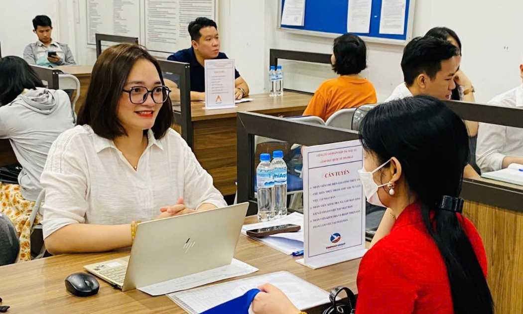 Doanh nghiệp phỏng vấn tuyển dụng lao động. Ảnh: TH.