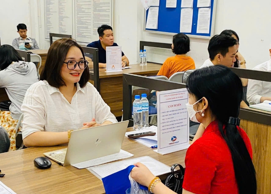 Doanh nghiệp phỏng vấn tuyển dụng lao động. Ảnh: TH. 