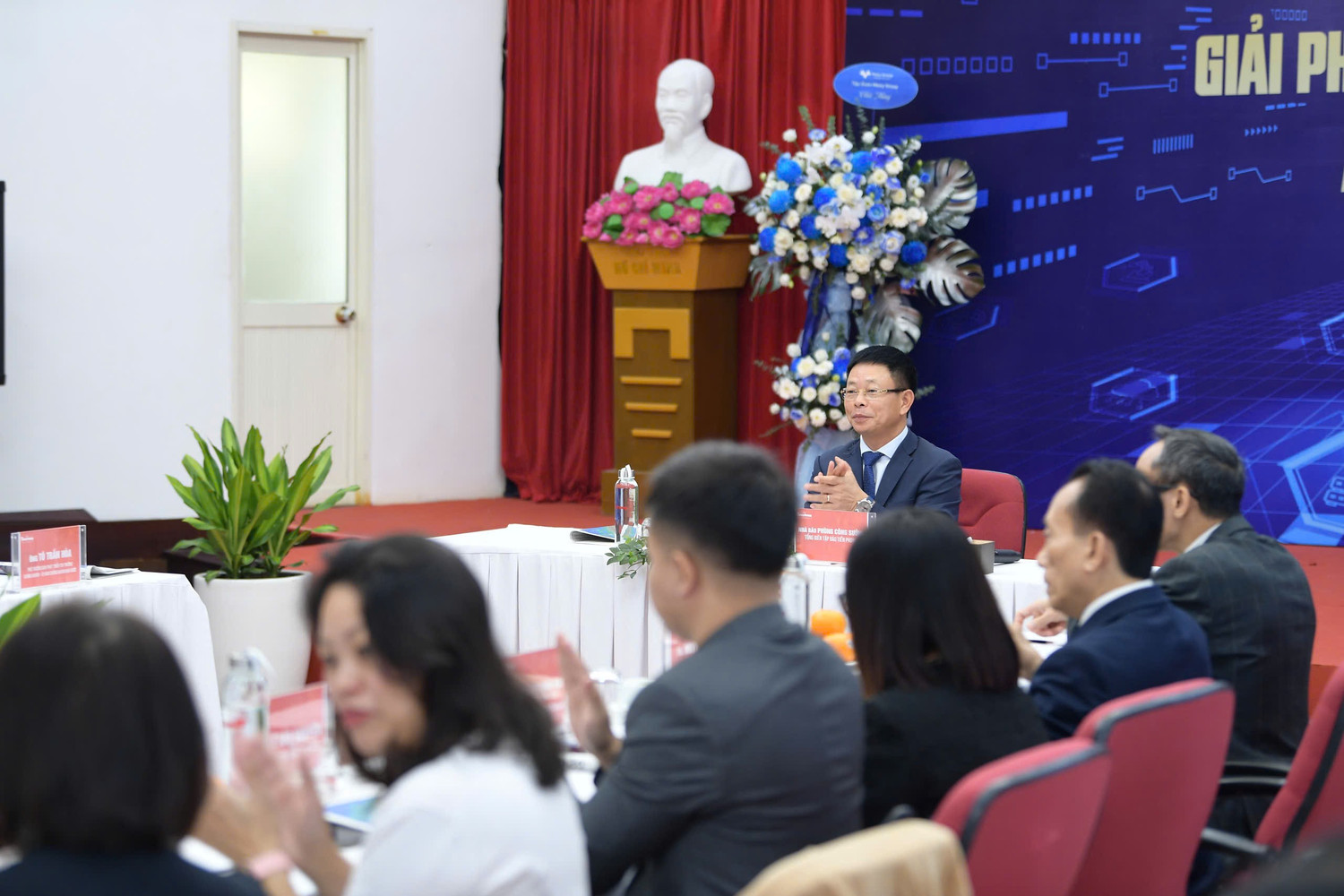 Các đại biểu tham dự tọa đàm.