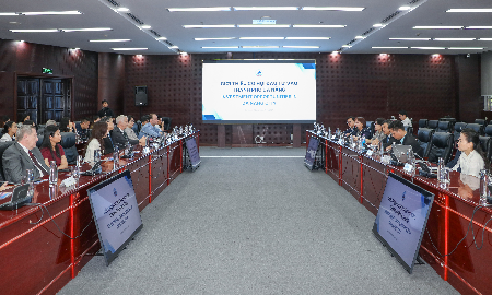 Buổi làm việc giữa Phó Chủ tịch Thường trực UBND thành phố Đà Nẵng Hồ Kỳ Minh và lãnh đạo Diễn đàn Kinh tế Thụy Sĩ - Việt Nam (SVEF) cũng đoàn công tác Thụy Sĩ. (Ảnh: CTT Thành phố Đà Nẵng)