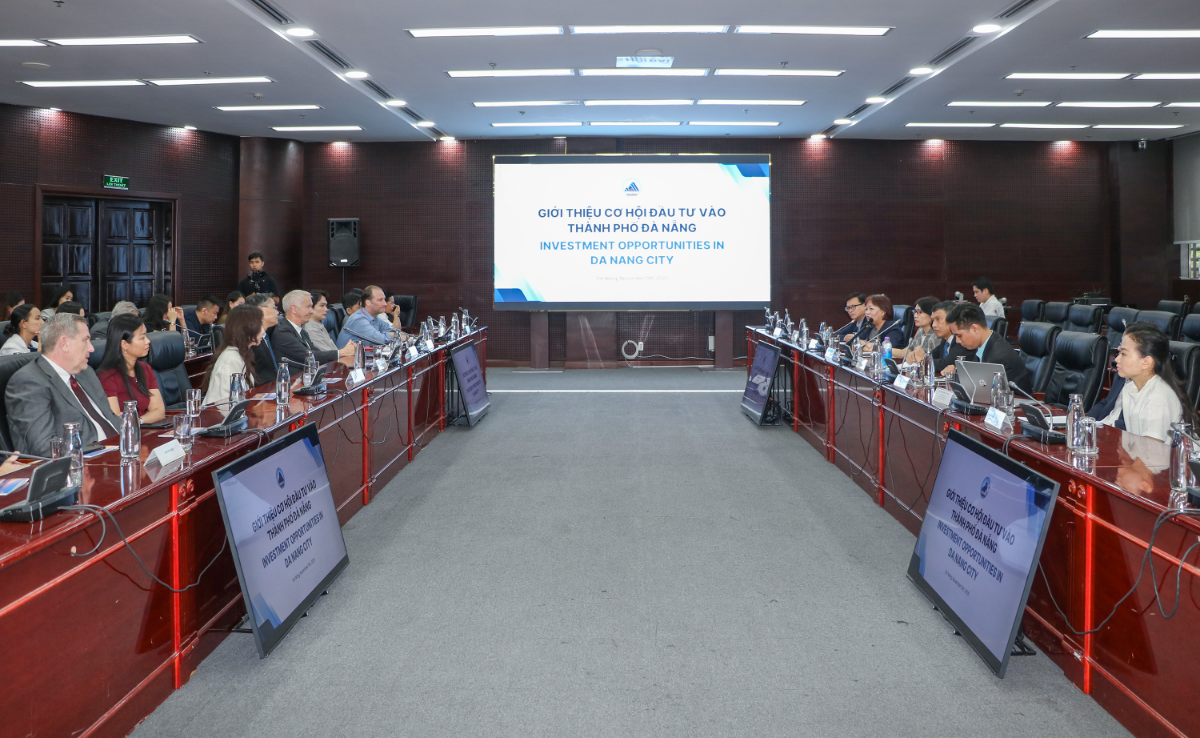 Buổi làm việc giữa Phó Chủ tịch Thường trực UBND thành phố Đà Nẵng Hồ Kỳ Minh và lãnh đạo Diễn đàn Kinh tế Thụy Sĩ - Việt Nam (SVEF) cũng đoàn công tác Thụy Sĩ. (Ảnh: CTT Thành phố Đà Nẵng)