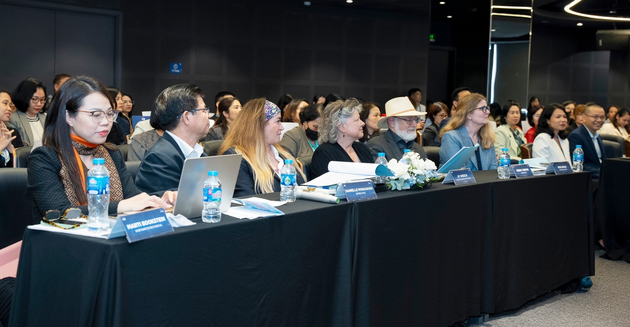 Các chuyên gia tham dự Hội thảo nhân sự quốc tế “Quản trị nhân lực xanh trong kỷ nguyên AI”