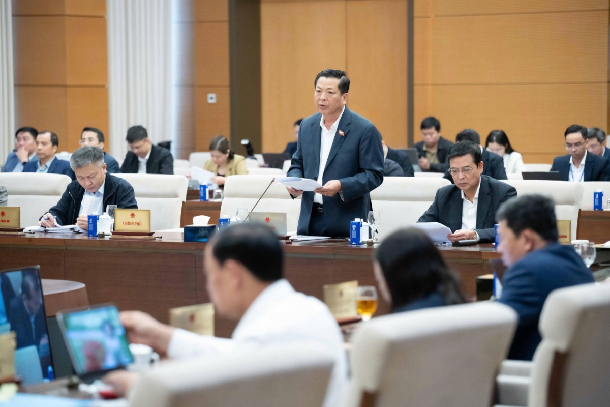 Bộ trưởng Bộ Xây dựng Trần Hồng Minh&nbsp;giải trình, làm rõ các ý kiến đại biểu. Ảnh: Media Quốc hội.