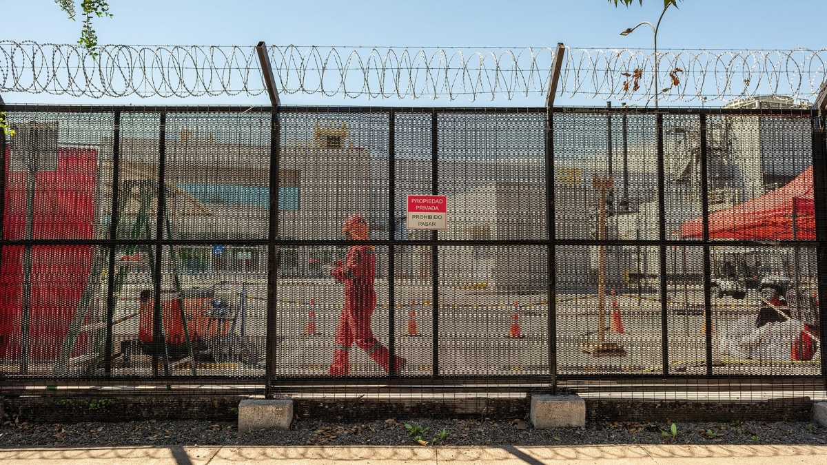 Công nhân xây dựng bên trong trung tâm dữ liệu của Google ở Quilicura - Ảnh: Rest of World.