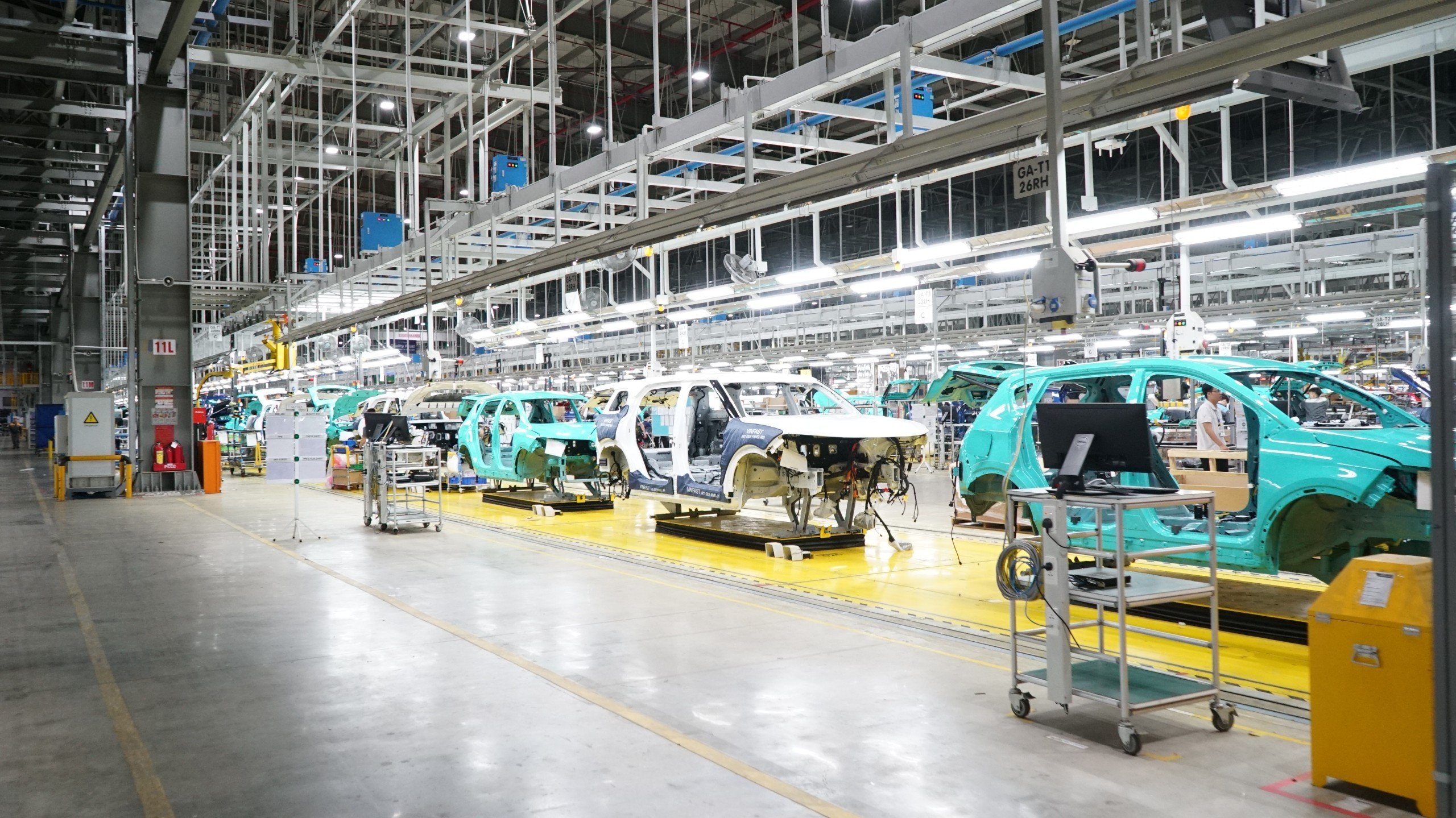 <i>Sau “bữa tiệc ưu đãi” dài, Trung Quốc đang chịu sức ép tái cấu trúc, còn Việt Nam đang trong thời kỳ mở rộng mạnh mẽ. Vấn đề không nằm ở việc “xe Trung Quốc có tràn vào hay không”, mà là chúng ta đón nhận nó theo cách nào.</i>