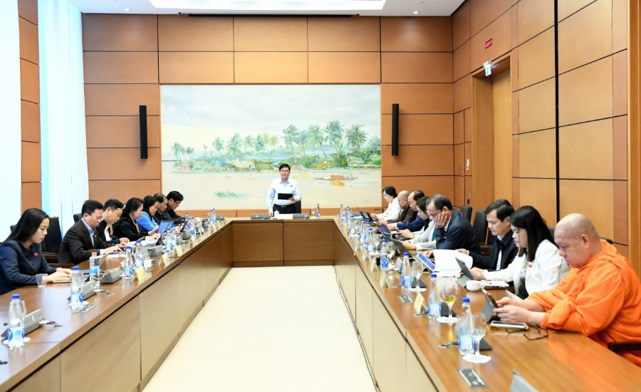 Các đại biểu Quốc hội thảo luận tại tổ. Ảnh Lâm Hiển