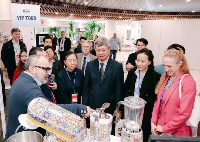Các đại biểu Ý và Việt Nam tham quan gian trưng bày sản phẩm Ý&nbsp; tại “Italian Expo”.&nbsp;