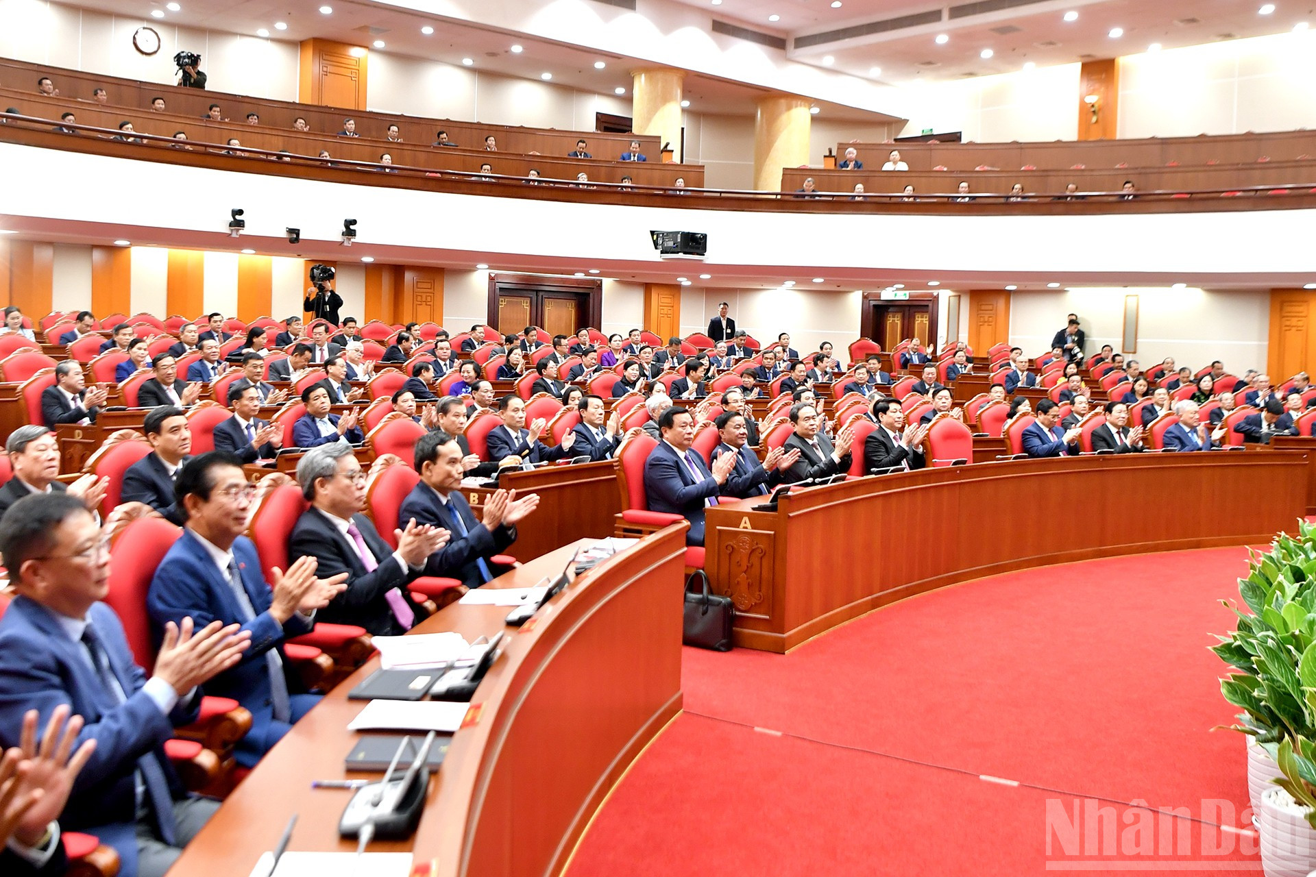 Các đồng chí lãnh đạo Đảng, Nhà nước và các đại biểu tham dự phiên bế mạc hội nghị. Ảnh: Nhân Dân