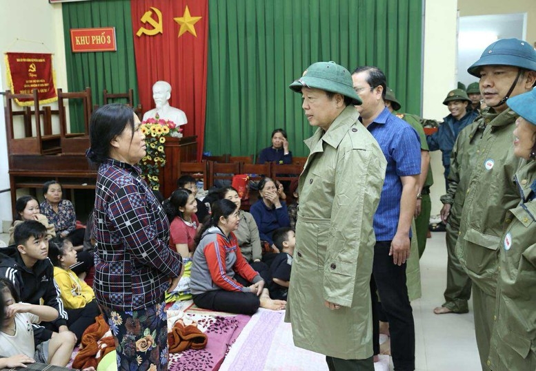 Phó Thủ tướng Trần Hồng Hà trò chuyện, thăm hỏi, động viên người dân tại một điểm tránh trú của phường Quy Nhơn Bắc, tỉnh&nbsp;Gia Lai