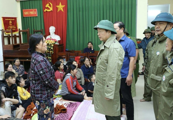 Phó Thủ tướng Trần Hồng Hà trò chuyện, thăm hỏi, động viên người dân tại một điểm tránh trú của phường Quy Nhơn Bắc, tỉnh Gia Lai