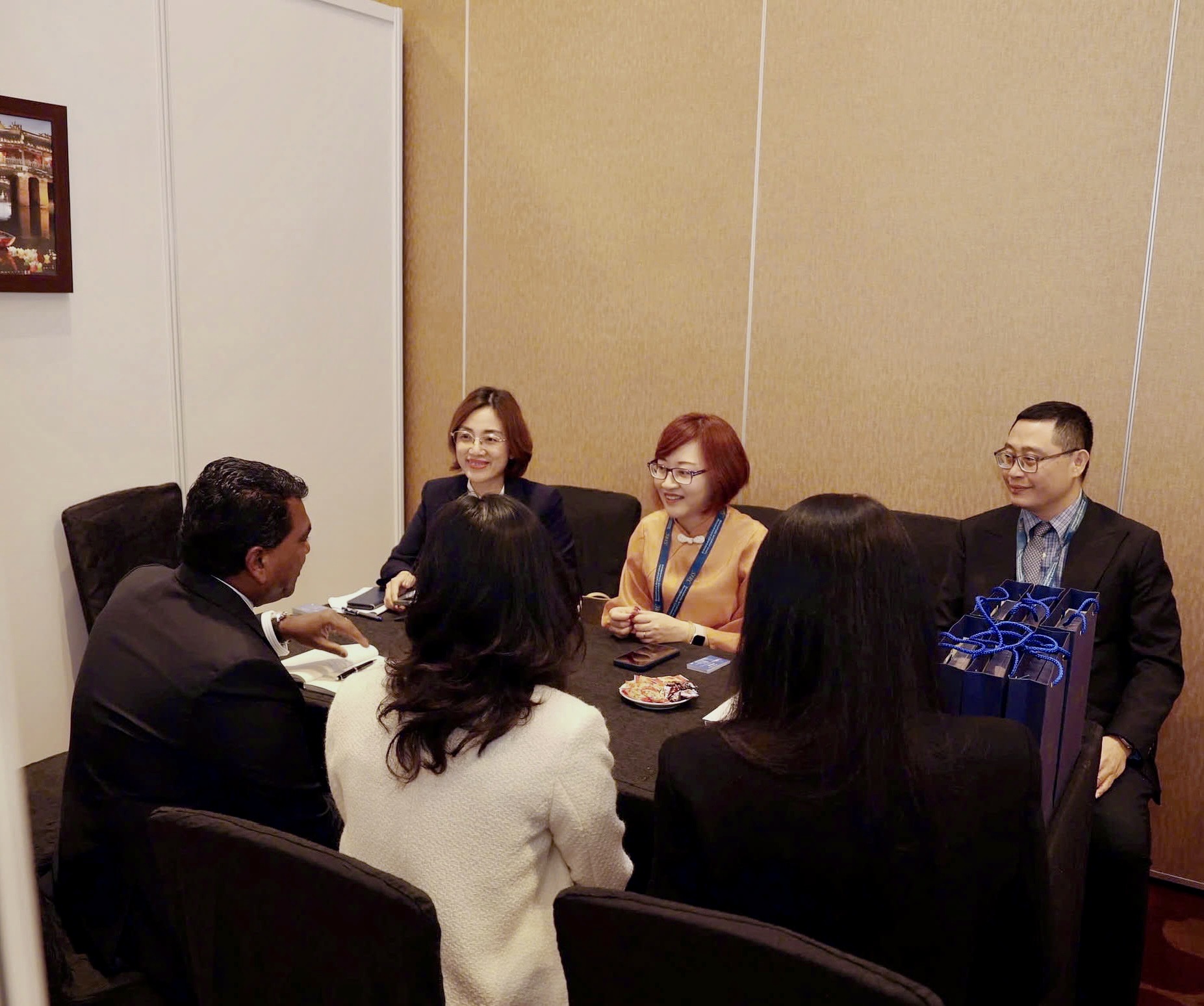 Bảo hiểm PVI gặp gỡ khách hàng đối tác trong phòng họp riêng tại hội nghị. Ảnh: PVI.