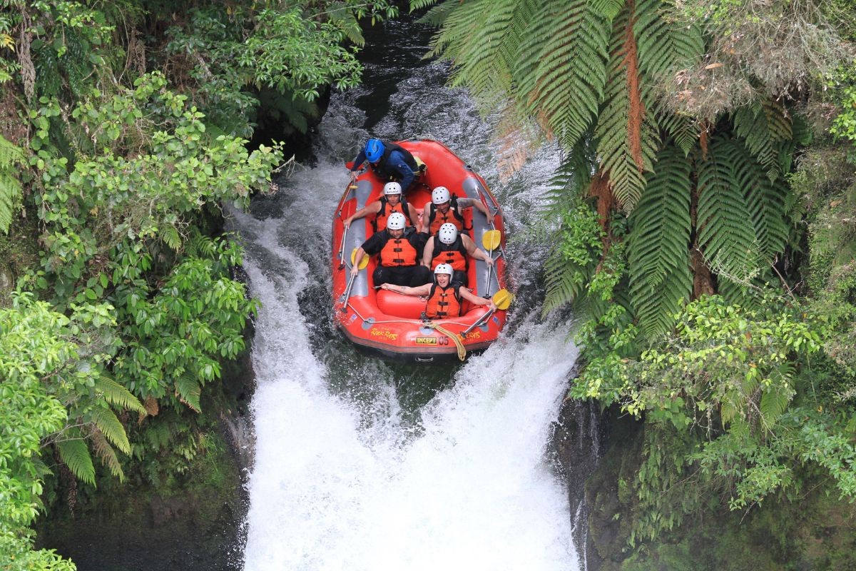 Trải nghiệm du lịch sinh thái tại thác Hòa Phú Thành, Đà Nẵng.