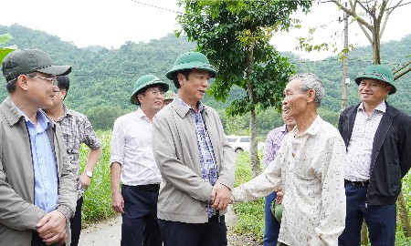 Phó Chủ tịch Thường trực UBND tỉnh Quảng Trị Hoàng Nam kiểm tra khu vực có nguy cơ sạt lở tại thôn Xuân Canh, xã Đồng Lê và thăm hỏi đời sống người dân.
