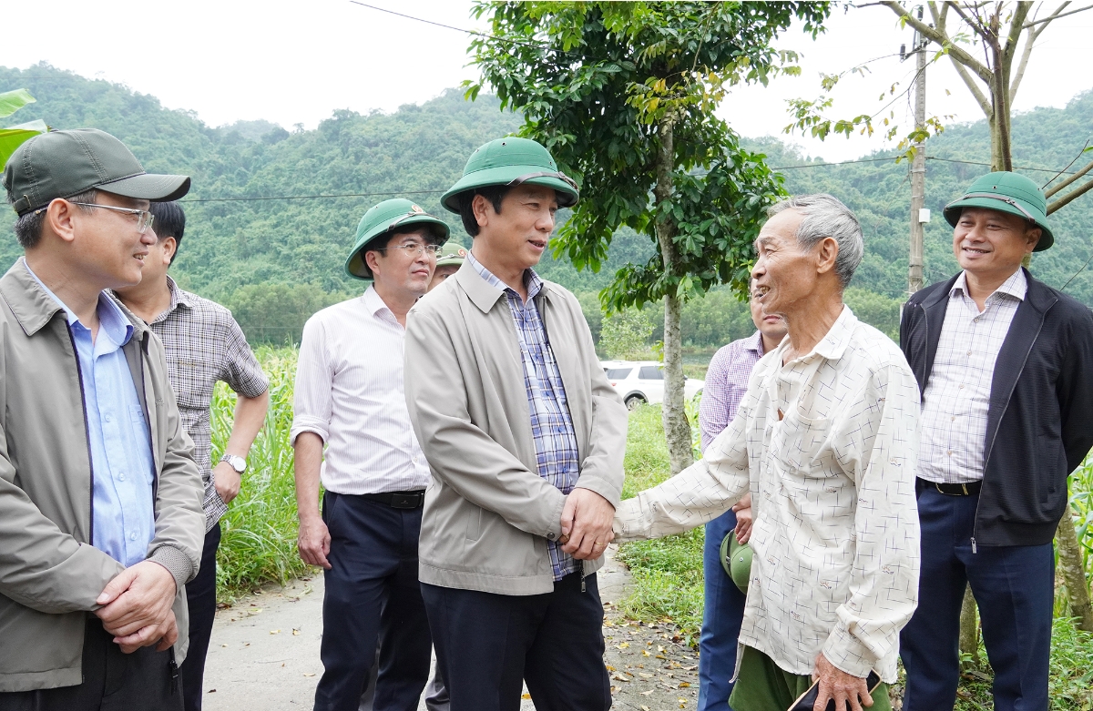 Phó Chủ tịch Thường trực UBND tỉnh Quảng Trị Hoàng Nam kiểm tra khu vực có nguy cơ sạt lở tại thôn Xuân Canh, xã Đồng Lê và thăm hỏi đời sống người dân.
