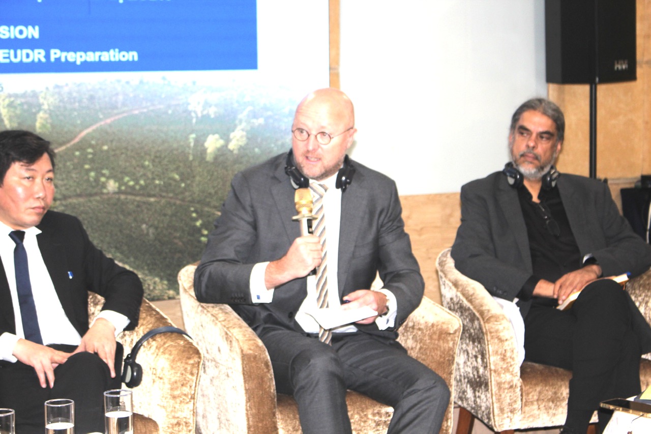 Ông Cyril Loisel và Ông Oemar Idoe chia sẻ tại toạ đàm. Ảnh Chu Khôi.