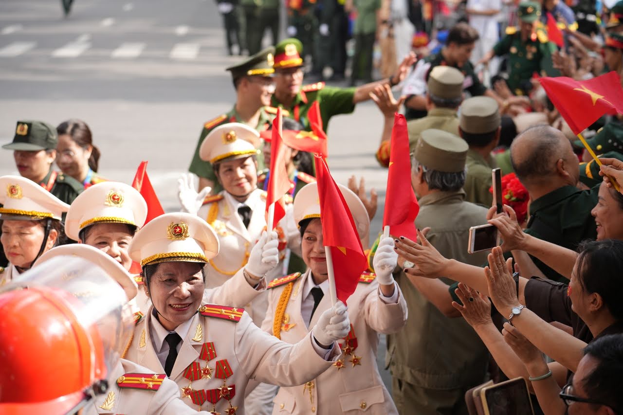 Mỗi bức ảnh không chỉ là kỷ niệm, mà còn là khoảnh khắc của niềm tin và niềm tự hào về một Việt Nam hạnh phúc.