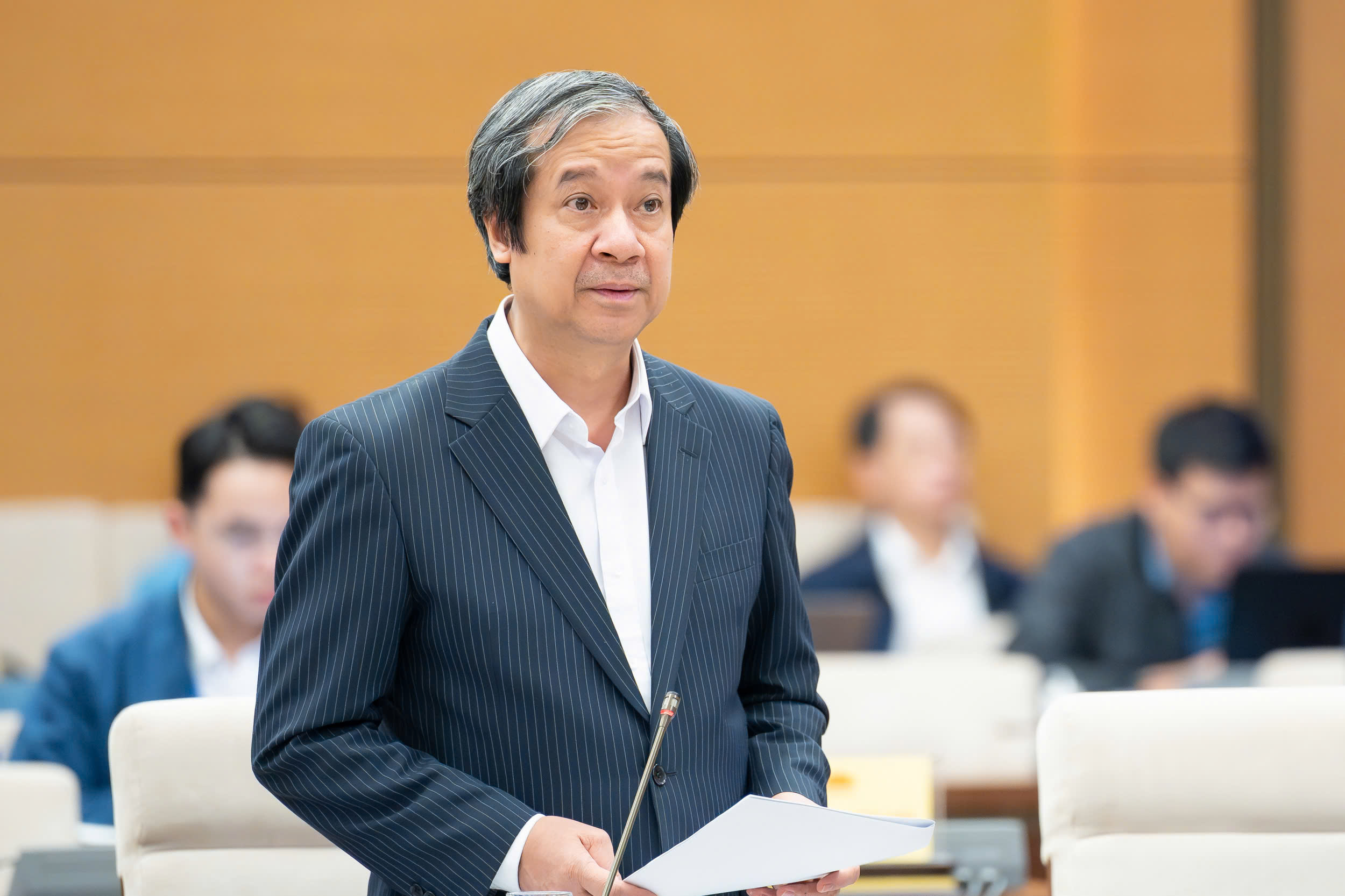 Bộ trưởng Bộ Giáo dục và Đào tạo Nguyễn Kim Sơn trình bày Tờ trình dự thảo Nghị quyết quy định cơ chế đặc thù về một số chủ trương, chính sách trong Nghị quyết số 71-NQ/TW ngày 22/8/2025 của Bộ Chính trị về đột phá phát triển giáo dục và đào tạo. Ảnh: Quốc hội.