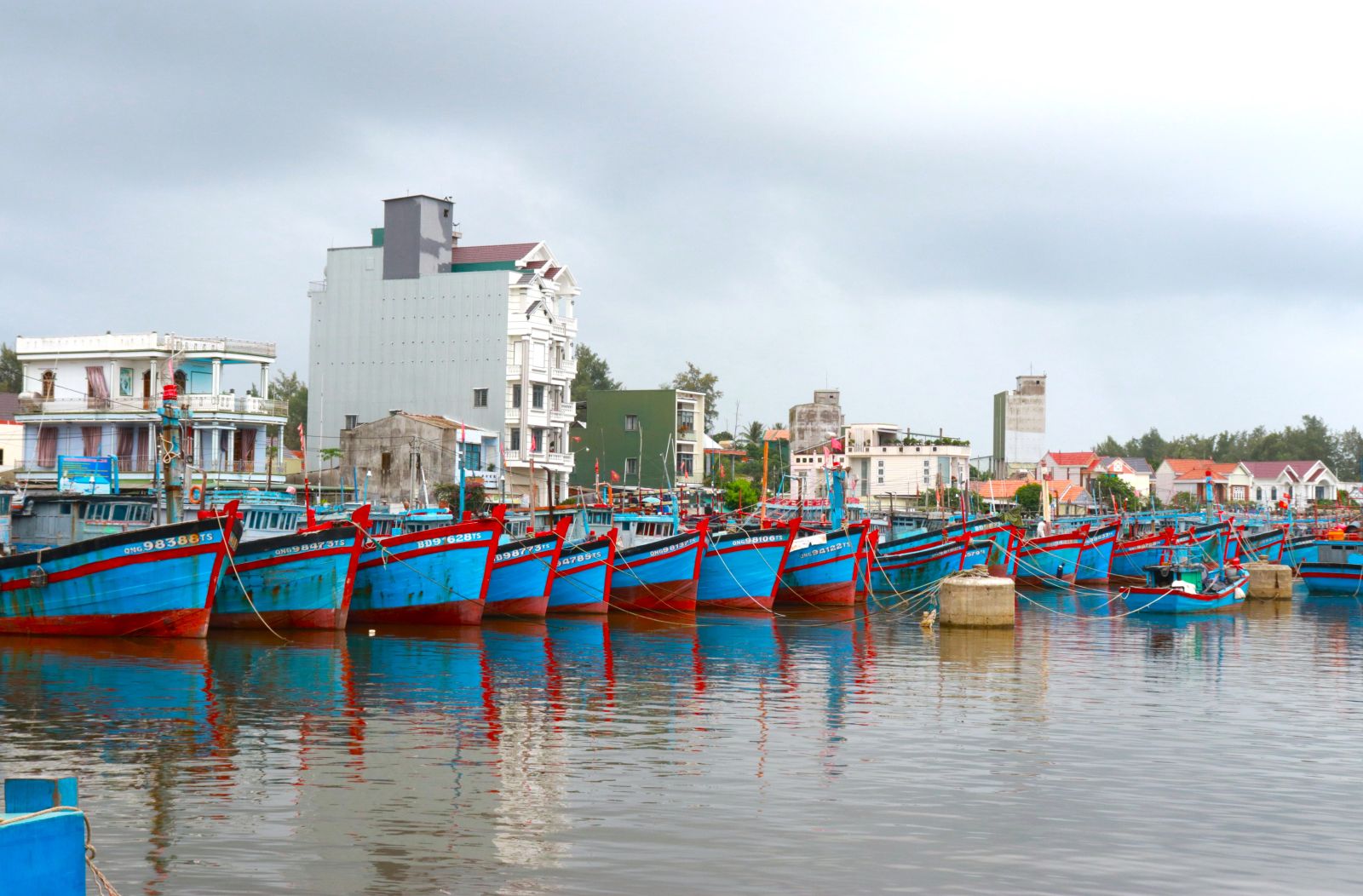 Tàu cá Quảng Ngãi neo đậu tránh bão tại Cảng Mỹ Á, phường Trà Câu