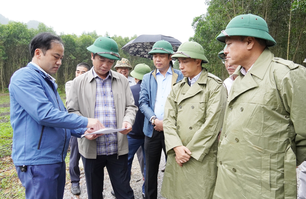 Kiểm tra tại khu vực dự kiến xây dựng dự án bố trí dân cư khẩn cấp do sạt lở, lũ ống, lũ quét thôn Yên Vân, xã Tân Thành