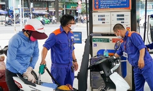 Giá xăng dầu tăng giảm trái chiều