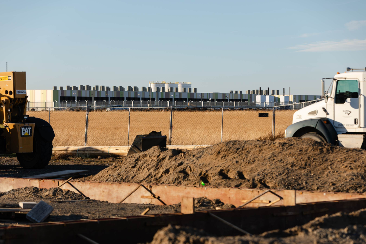 Các gã khổng lồ công nghệ sẵn sàng trả giá cao để xây dựng trung tâm dữ liệu. Ảnh: WSJ