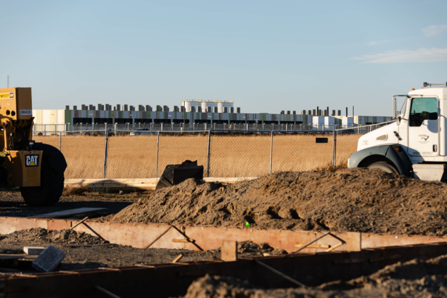 Các gã khổng lồ công nghệ sẵn sàng trả giá cao để xây dựng trung tâm dữ liệu. Ảnh: WSJ