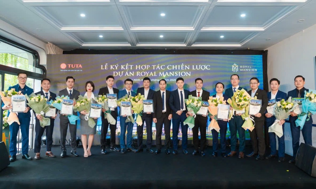 Đại diện của TUTA Group và 21 đơn vị phân phối tại sự kiện ký kết.