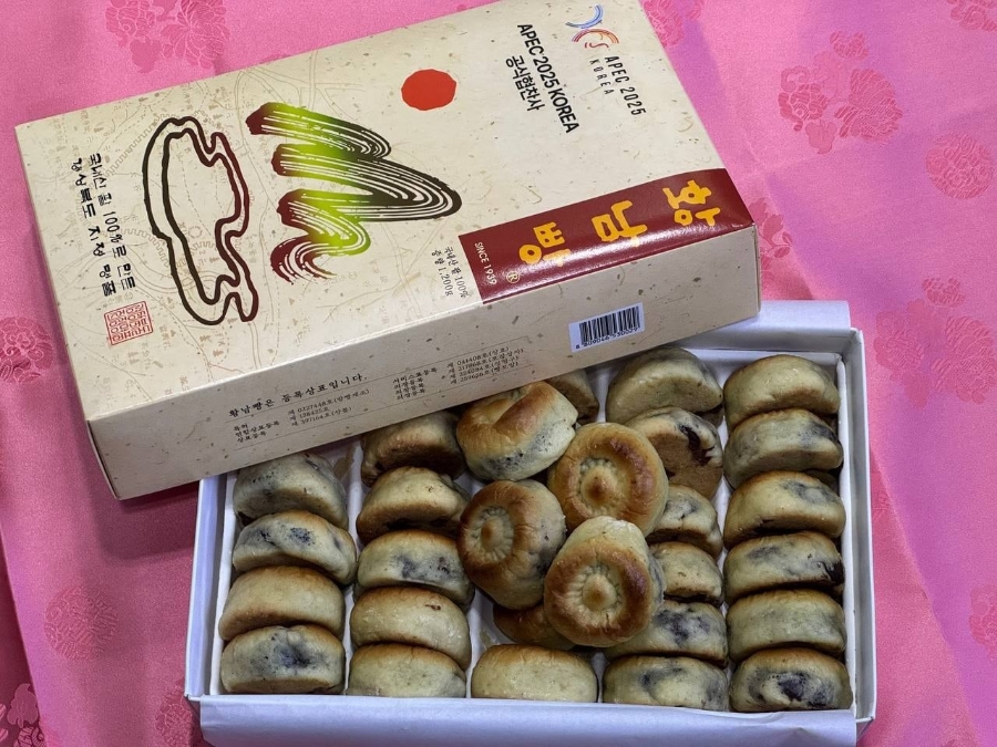 Bên cạnh những món quà chính thức, Tổng thống Hàn Quốc còn chuẩn bị bánh đậu đỏ ấm nóng gửi tới ông Tập ngay khi ông vừa có mặt tại Hàn Quốc.