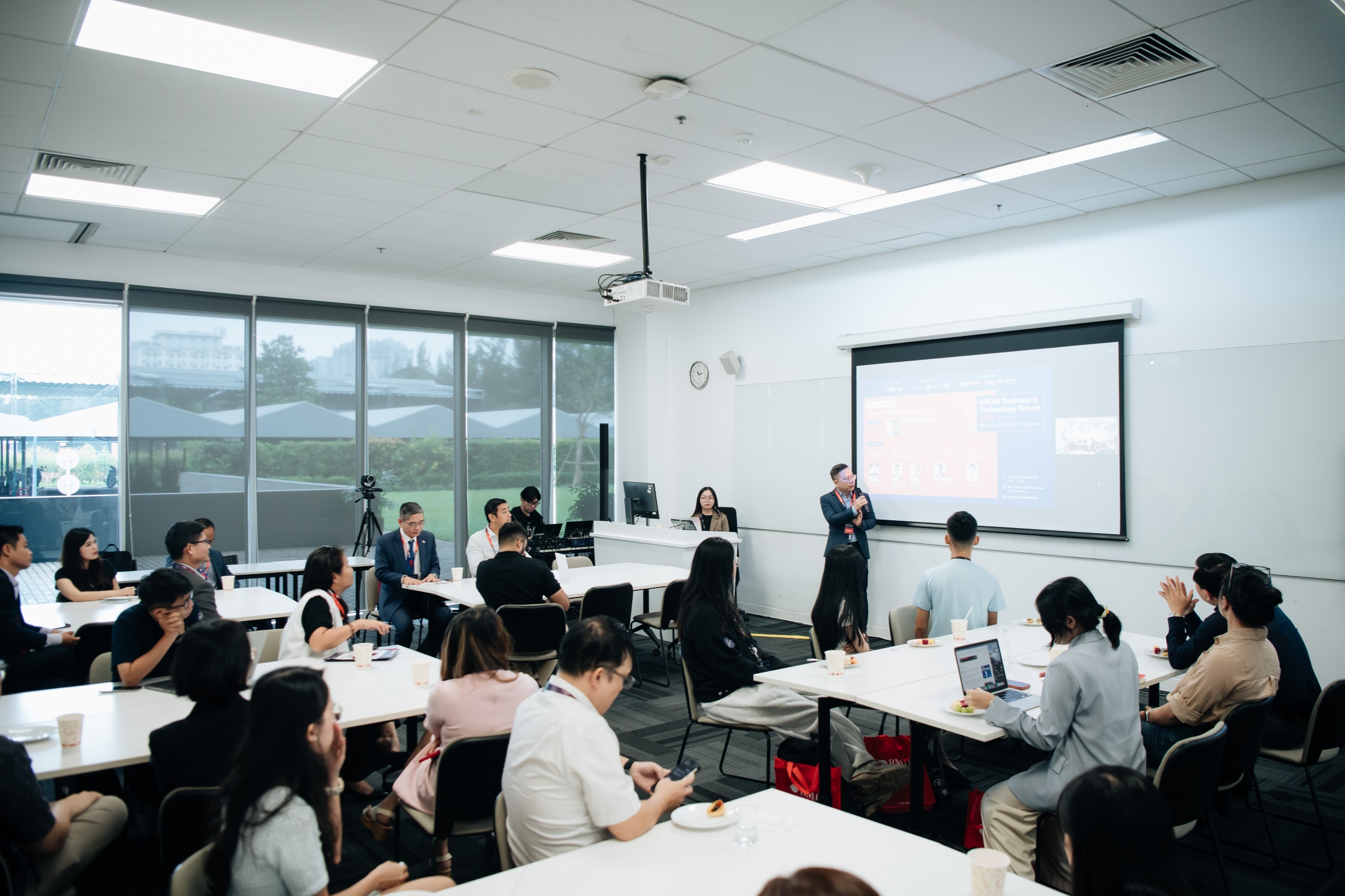 Các đại biểu và chuyên gia tham gia một phiên thảo luận song song tại Diễn đàn Kinh doanh và Công nghệ ASEAN 2025 tổ chức bởi RMIT