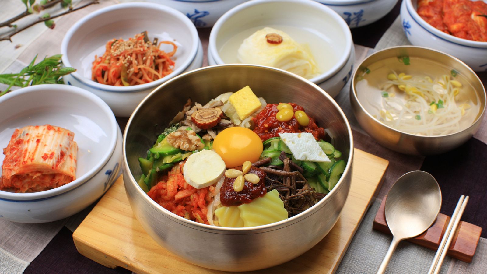 Sự phổ biến toàn cầu của phim ảnh. âm nhạc đã thúc đẩy xu hướng K-food. 