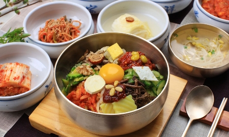 Sự phổ biến toàn cầu của phim ảnh. âm nhạc đã thúc đẩy xu hướng K-food. 