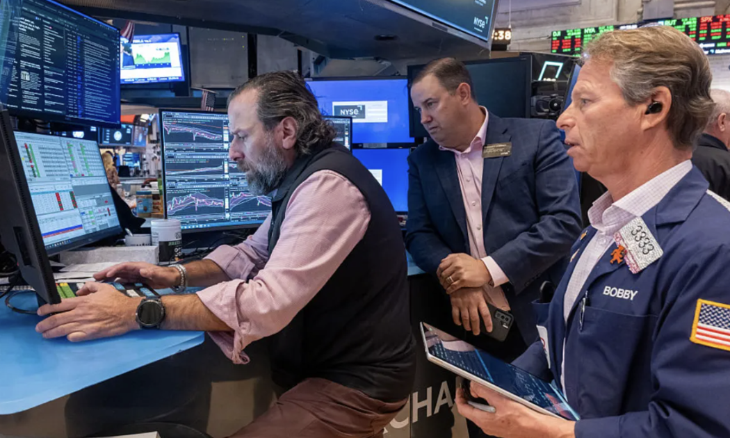 Chứng khoán Mỹ tăng điểm khi tòa án xem xét thuế quan, giá dầu giảm sâu hơn