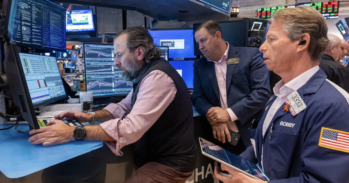 Chứng khoán Mỹ tăng điểm khi tòa án xem xét thuế quan, giá dầu giảm sâu hơn