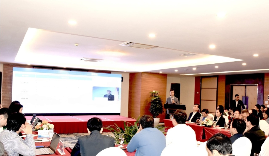 Đại diện Cục Biến đổi khí hậu phổ biến các nội dung quan trọng về các cam kết của Việt Nam tại Hội nghị COP 26. Ảnh: Hoài Thu