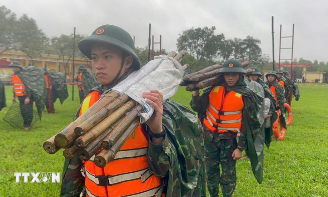Lực lượng Trung đoàn 6, Bộ Chỉ huy Quân sự thành phố Huế sẵn sàng ứng phó bão số 13. Ảnh: TTXVN