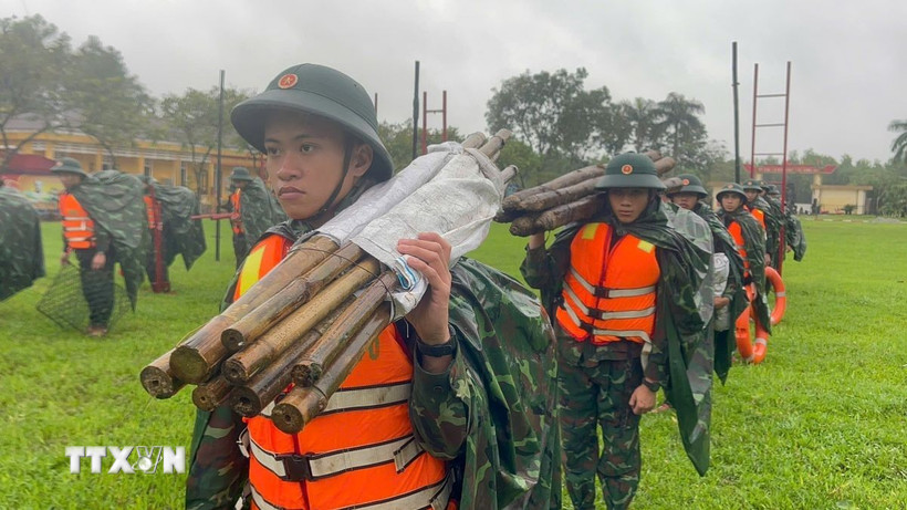 Lực lượng Trung đoàn 6, Bộ Chỉ huy Quân sự thành phố Huế sẵn sàng ứng phó bão số 13. Ảnh: TTXVN