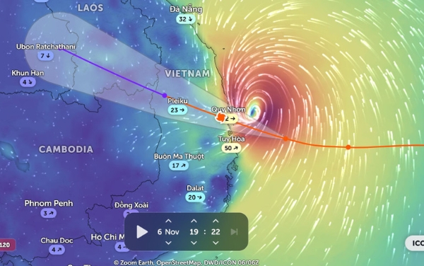 Hướng di chuyển và đường đi của bão số 13. (Nguồn: Zoom Earth)
