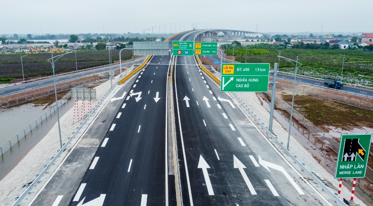 Cầu vượt sông Đáy nối xã Nghĩa Hưng và xã Khánh Thiện (tỉnh Ninh Bình), thuộc tuyến cao tốc CT.08 đã hoàn thành xây dựng. Ảnh: Trọng Tùng 
