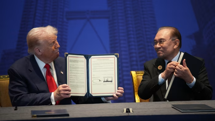 Tổng thống Mỹ Donald Trump và Thủ tướng Malaysia Anwar Ibrahim - Ảnh: Getty Images